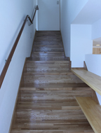 広々安全な階段