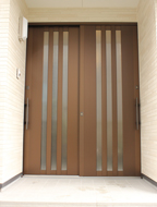 シンプルでいて重厚な玄関